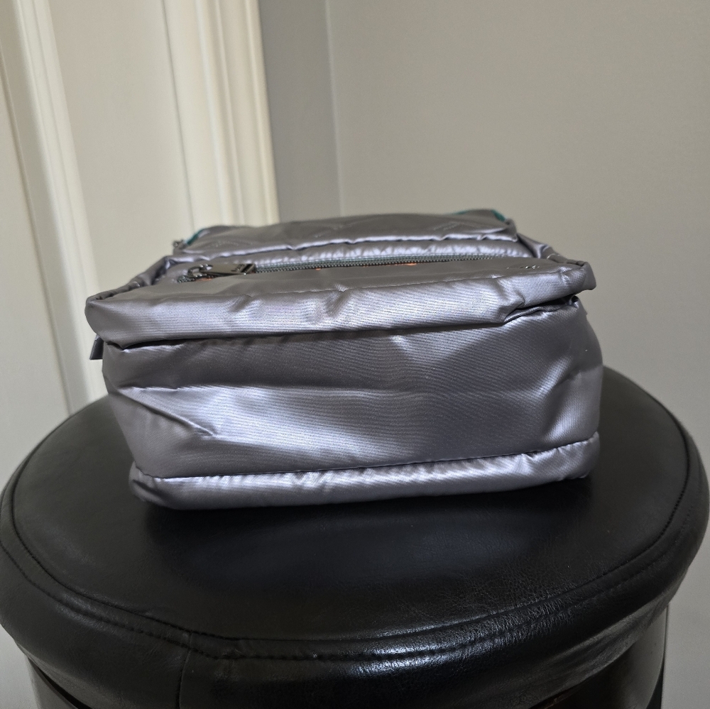 New Lug Medium Cargo Crossbody Wrangler - Color: Metallic Pearl - Picture 5 of 9